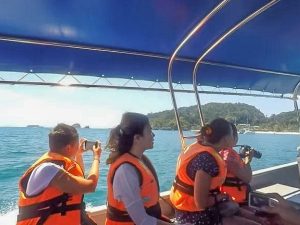 Boat Transfer To Alang's Rawa